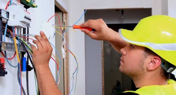 Seyhan 2000 Evler Acil Elektrik Ustası